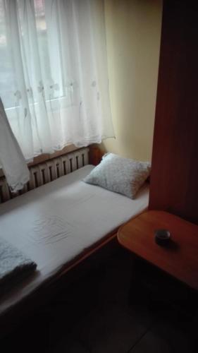 Ένα ή περισσότερα κρεβάτια σε δωμάτιο στο Apartamenty, Pokoje, Noclegi, " Skarpa" Wilkasy