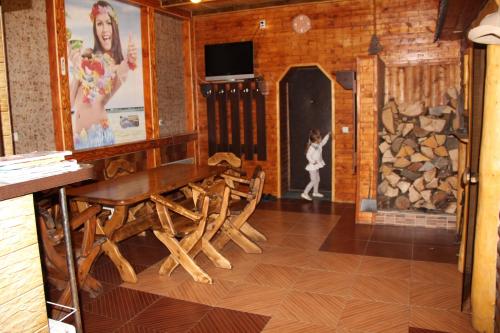 ヤレムチャにあるComplex Svitanokのダイニングルーム(テーブル、椅子、暖炉付)