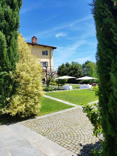 a garden with a house and a walkway at Certosa 1515 in Avigliana