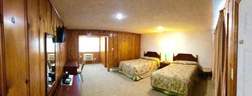 Кровать или кровати в номере Horse Cave Motel