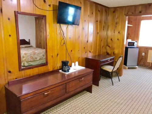 A television and/or entertainment centre at Horse Cave Motel