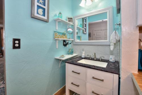 La salle de bains est pourvue d'un lavabo et d'un miroir. dans l'établissement Daytona Beach studio condo with beautiful Ocean view, à Daytona Beach