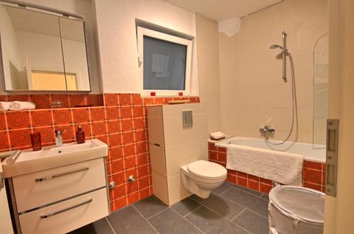 ノイシュタット・アン・デア・ヴァインシュトラーセにあるFerienwohnung Eulenhofのバスルーム(トイレ、洗面台、バスタブ付)