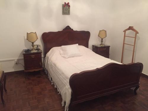 レゲンゴス・デ・モンサラーシュにあるCasa Dª Anaのベッドルーム1室(ベッド1台、ナイトスタンド2台、ランプ2つ付)