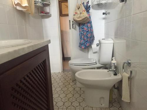 レゲンゴス・デ・モンサラーシュにあるCasa Dª Anaのバスルーム(白いトイレ、シンク付)