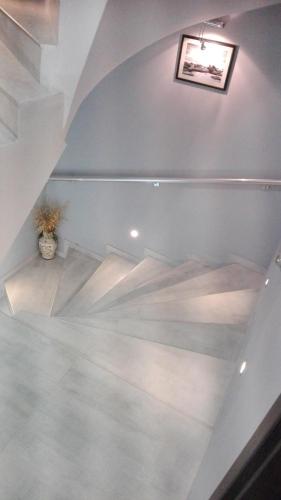 a room with a staircase with a potted plant at Деси Къща за гости 1 in Chernomorets