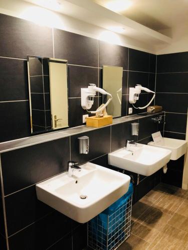Bilik mandi di MAC City Hostel