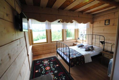 ブコビナ・タトシャンスカにあるPokoje u Staszkaの窓付きの部屋にベッド付きのベッドルーム1室があります。