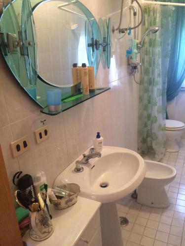アグローポリにあるVilletta panoramicaのバスルーム(洗面台、鏡、トイレ付)