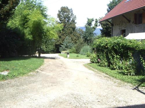 uma estrada de terra em frente a uma casa em Chambres d 'hôtes "Au vieux Préssoir" em Belley