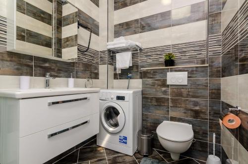 y baño con lavadora y aseo. en Apartments Pavle, en Dubrovnik