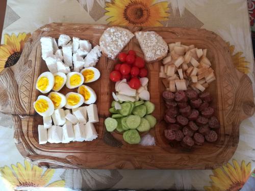 un vassoio di diversi tipi di cibo su un tavolo di Pensiunea Schilacy a Groşii Ţibleşului