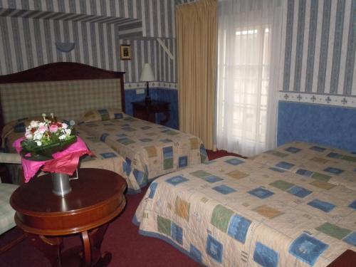 Un pat sau paturi într-o cameră la La Croix Blanche