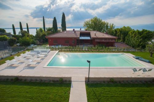 a swimming pool in a yard with a house at Italianflat - Maison du Lac in Lazise