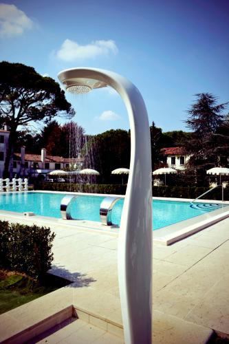 a white pole in front of a swimming pool at Park Hotel Villa Giustinian in Mirano