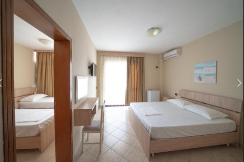 Habitación de hotel con 2 camas y ventana en Hotel Villa Aljor, en Golem