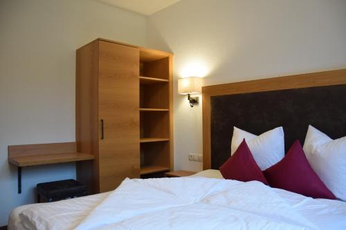 a bedroom with a bed with red and white pillows at Vida Armonia in Ischgl