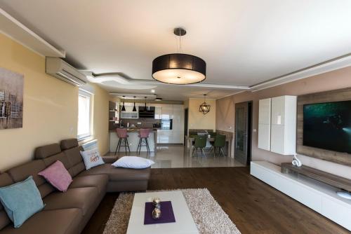 Apartments Sandra with free private parking