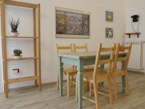 mesa de comedor con sillas y mesa azul en Casa Pesadina, en Nápoles