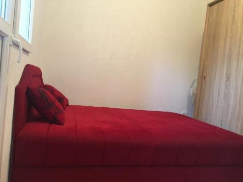 Een bed of bedden in een kamer bij Sutomore apartments Anika