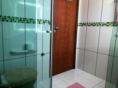a bathroom with a shower with a glass door at Casa Aconchego Fóz in Foz do Iguaçu