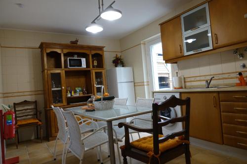 a kitchen with a table and chairs in a kitchen at Casa Bom Dia in Sintra