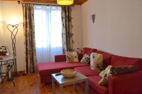 阿爾比的住宿－Comme chez Mamie，客厅配有红色的沙发和桌子