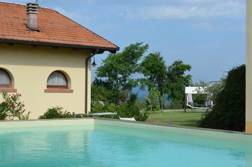 a swimming pool in front of a house at Agriturismo Ca' di Mazza in Monzuno