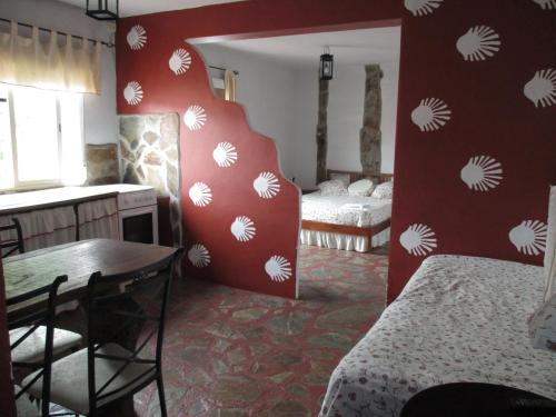 ムロスにあるA Casa da Fonteのベッドルーム1室(ベッド1台、テーブル付)