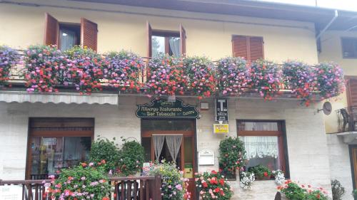 Vico CanaveseにあるAlbergo Ristorante Centroの花箱付きの建物