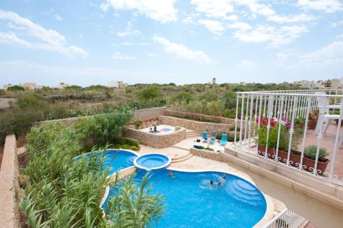 Výhled na bazén z ubytování Zerniq Misrah Simar nebo okolí