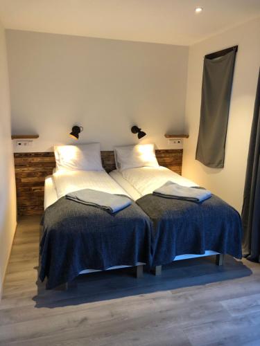 1 dormitorio con 1 cama con 2 almohadas en Hrafnavellir Guest House, en Hrafnavellir