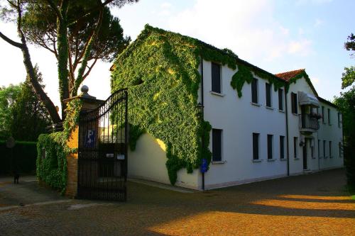 a building with ivy growing on the side of it at Park Hotel Villa Giustinian in Mirano