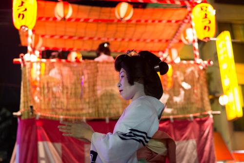 a young woman standing in front of a circus at Arima Onsen Motoyu Ryuusenkaku in Kobe