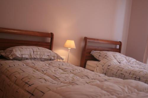 two beds sitting next to each other in a bedroom at Bahia Golf Beach-Odyssée-Appartement in Bouznika