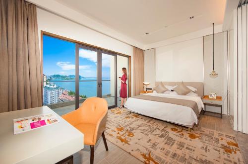 Ένα ή περισσότερα κρεβάτια σε δωμάτιο στο Sanya Rock Platinum Sea View Hotel