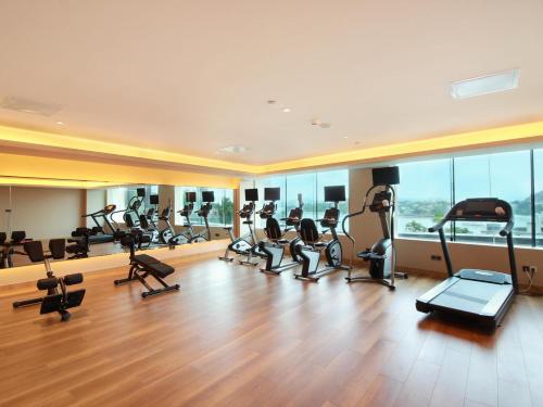 Fitness centrum a/nebo fitness zařízení v ubytování Swiss Grand Xiamen-Harbour View