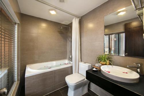 Koupelna v ubytování Bonne Nuit Hotel & Spa Hanoi