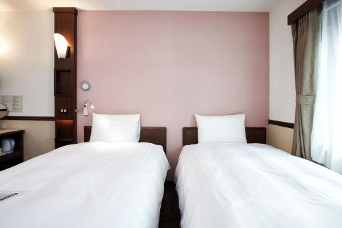 two beds in a hotel room at Toyoko Inn Seoul Gangnam in Seoul