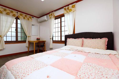 Tempat tidur dalam kamar di Gyeryonggil Pension