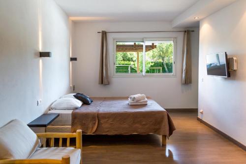 una camera da letto con un letto e una finestra di Villa ARCA a Porto Vecchio