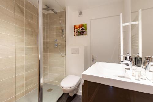 une salle de bain avec une douche, des toilettes et un lavabo dans l'établissement La Romantica by La Felicità, à Besançon