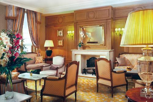 salon z meblami i kominkiem w obiekcie Hôtel Mayfair Paris w Paryżu