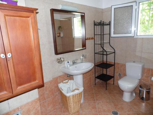 Ett badrum på TheNi Olive Grove Villa