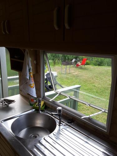 Ein Garten an der Unterkunft Lini Guest House