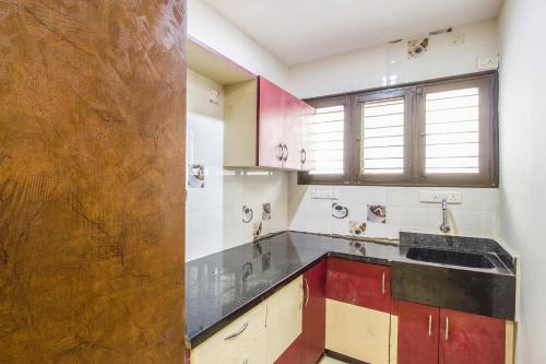 Кухня или мини-кухня в FabHotel Crown Suites - Nr Sony Signals
