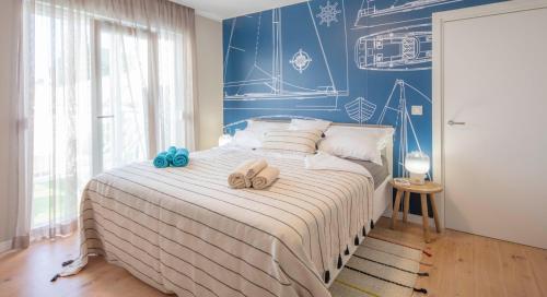 1 dormitorio con 1 cama con 2 toallas en Nikky’s BLUE DREAM Apartment, en Mali Lošinj