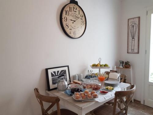 a table with food on it with a clock on the wall at meridiano12 in Favignana