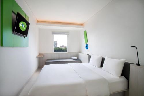 Postel nebo postele na pokoji v ubytování POP! Hotel Pemuda Semarang