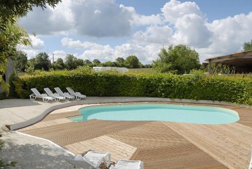 Swimmingpoolen hos eller tæt på La Ferme du Marais Poitevin - Chambre d'hôtes
